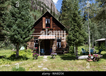 En cabine Crystal, Colorado, une ville fantôme virtuelle dans une vallée sur la partie supérieure de la rivière de cristal dans Gunnison Comté, sur une chute vertigineuse, un quatre-roues motrices seule route entre le marbre et Crested Butte Banque D'Images