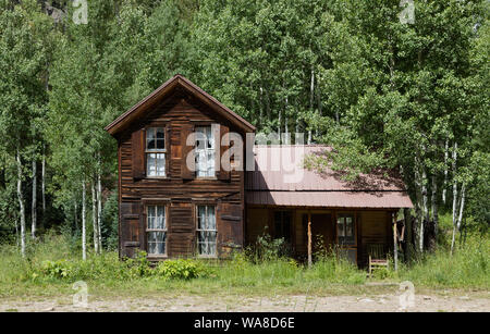 En cabine Crystal, Colorado, une ville fantôme virtuelle dans une vallée sur la partie supérieure de la rivière de cristal dans Gunnison Comté, sur une chute vertigineuse, un quatre-roues motrices seule route entre le marbre et Crested Butte Banque D'Images