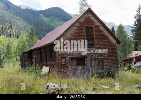 En cabine Crystal, Colorado, une ville fantôme virtuelle dans une vallée sur la partie supérieure de la rivière de cristal dans Gunnison Comté, sur une chute vertigineuse, un quatre-roues motrices seule route entre le marbre et Crested Butte Banque D'Images