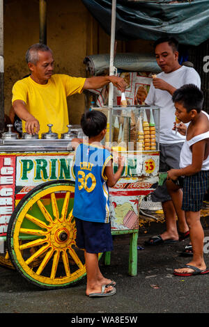 Les gens d'acheter des glaces à partir d'un Ice Cream Panier dans Intramuros, Manille, Philippines Banque D'Images