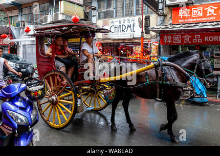 Un cheval et un chariot traditionnel (calesa), Chinatown, Manille, Philippines Banque D'Images