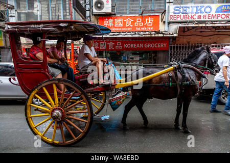 Un cheval et un chariot traditionnel (calesa), Chinatown, Manille, Philippines Banque D'Images