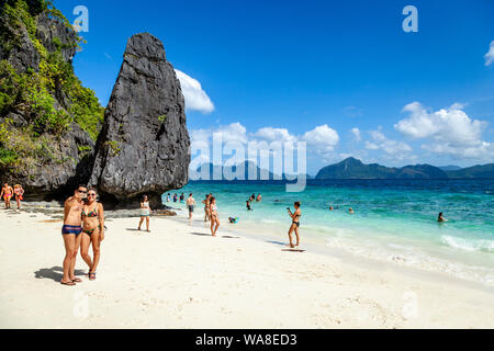 Les jeunes touristes posent pour des photos sur Entalula Beach, El Nido, Palawan, Philippines Banque D'Images