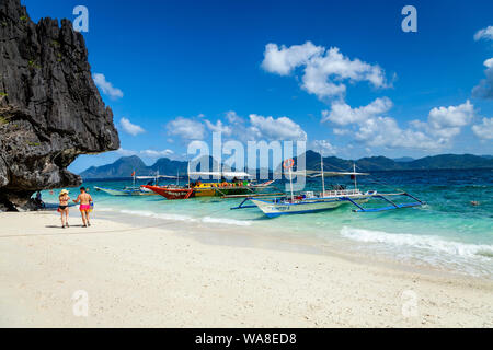 Bateaux en bois traditionnels à Entalula Beach, El Nido, Palawan, Philippines Banque D'Images