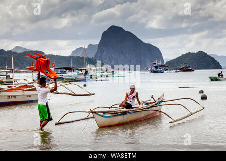 Un bateau traditionnel Banca, Corong Corong Beach, El Nido, Palawan, Philippines Banque D'Images