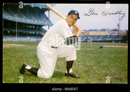 Gene Woodling dans Vintage New York Yankees photo souvenir au Yankee Stadium de New York Banque D'Images