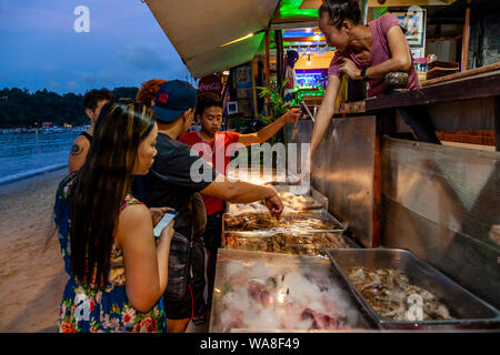 Les touristes Les poissons à partir de l'écran de fruits de mer frais à l'extérieur d'un restaurant du bord de mer, l'île de Palawan, El Nido, Philippines Banque D'Images