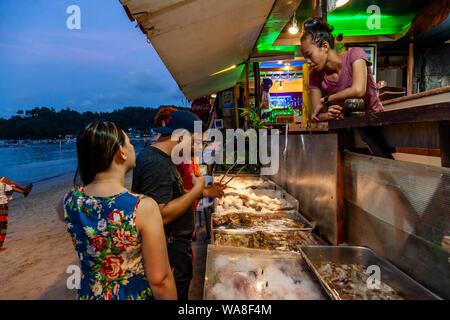 Les touristes Les poissons à partir de l'écran de fruits de mer frais à l'extérieur d'un restaurant du bord de mer, l'île de Palawan, El Nido, Philippines Banque D'Images