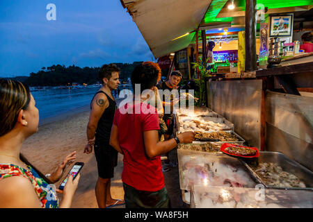 Les touristes Les poissons à partir de l'écran de fruits de mer frais à l'extérieur d'un restaurant du bord de mer, l'île de Palawan, El Nido, Philippines Banque D'Images