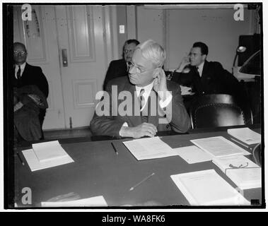 Le sénateur républicain vétéran de la Californie. Washington, D.C., janv. 19. Le sénateur Hiram W. Johnson, ancien législateur républicain de Californie, représentée dans une série de poses alors qu'il a écouté des témoignages devant le Comité du commerce du Sénat maintenant enquête sur l'industrie maritime du pays. Le sénateur Johnson est membre de la Commission, 1/19/38 Banque D'Images