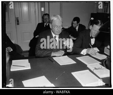 Le sénateur républicain vétéran de la Californie. Washington, D.C., janv. 19. Le sénateur Hiram W. Johnson, ancien législateur républicain de Californie, représentée dans une série de poses alors qu'il a écouté des témoignages devant le Comité du commerce du Sénat maintenant enquête sur l'industrie maritime du pays. Le sénateur Johnson est membre de la Commission, 1/19/38 Banque D'Images