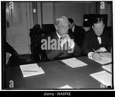 Le sénateur républicain vétéran de la Californie. Washington, D.C., janv. 19. Le sénateur Hiram W. Johnson, ancien législateur républicain de Californie, représentée dans une série de poses alors qu'il a écouté des témoignages devant le Comité du commerce du Sénat maintenant enquête sur l'industrie maritime du pays. Le sénateur Johnson est membre de la Commission, 1/19/38 Banque D'Images