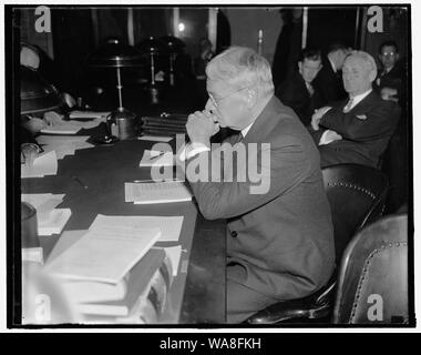 Le sénateur républicain vétéran de la Californie. Washington, D.C., janv. 19. Le sénateur Hiram W. Johnson, ancien législateur républicain de Californie, représentée dans une série de poses alors qu'il a écouté des témoignages devant le Comité du commerce du Sénat maintenant enquête sur l'industrie maritime du pays. Le sénateur Johnson est membre de la Commission, 1/19/38 Banque D'Images
