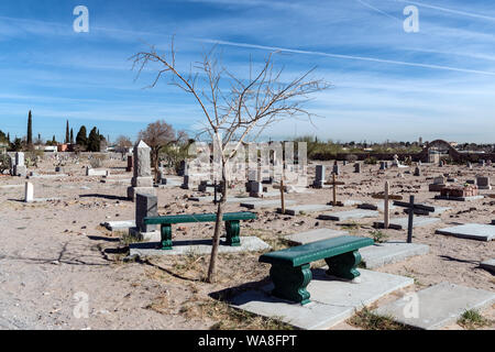 Appelé El Paso's Boot Hill, Concordia Cemetery contient les restes de plus de 60 000 personnes, y compris des soldats buffalo noir (dont les pierres tombales sont visibles ici), les pionniers mormons, les Rangers du Texas, et gunfighters, dont John Wesley Hardin. El Paso, Texas Banque D'Images