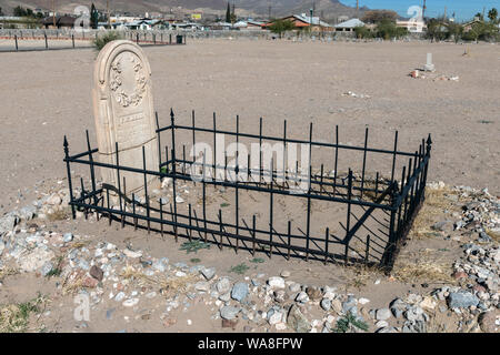 Appelé El Paso's Boot Hill, Concordia Cemetery contient les restes de plus de 60 000 personnes, y compris des soldats buffalo noir (dont les pierres tombales sont visibles ici), les pionniers mormons, les Rangers du Texas, et gunfighters, dont John Wesley Hardin. El Paso, Texas Banque D'Images