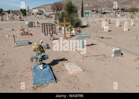 Appelé El Paso's Boot Hill, Concordia Cemetery contient les restes de plus de 60 000 personnes, y compris des soldats buffalo noir (dont les pierres tombales sont visibles ici), les pionniers mormons, les Rangers du Texas, et gunfighters, dont John Wesley Hardin. El Paso, Texas Banque D'Images