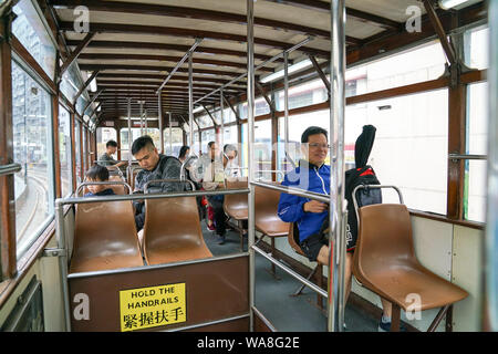 L'île de Hong Kong, Hong Kong 14e Mars 2019 : l'intérieur du tramway de Hong Kong avec communters lors de son passage dans une ancienne partie de la ville. Banque D'Images