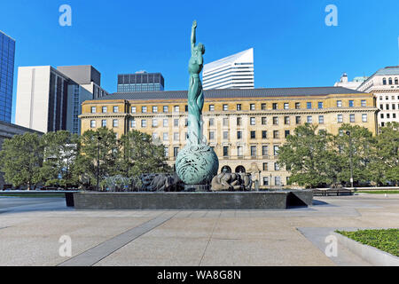 Le centre-ville de Cleveland, Ohio, USA cityscape est un mélange d'architecture ancienne et nouvelle, les espaces ouverts, et l'art public. Banque D'Images