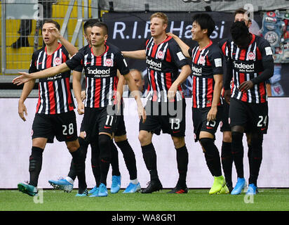 (190819) -- Francfort, 19 août 2019 (Xinhua) -- Les joueurs de l'Eintracht Francfort célébrer au cours de notation la Bundesliga match de football entre l'Eintracht Francfort et TSG 1899 Hoffenheim à Francfort, Allemagne, le 18 août 2019. (Xinhua/Ulrich Hufnagel) Banque D'Images