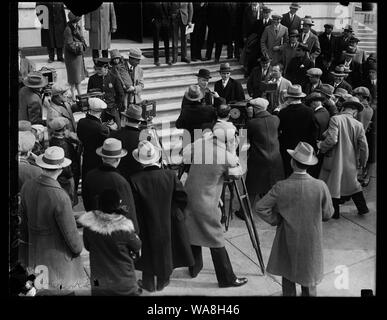 Les cadreurs chargé John D. Rockefeller, Jr., pendant qu'il part capitale américaine. John D. Rockefeller, Jr., face à une batterie de cameramen au Capitole à Washington aujourd'hui après avoir témoigné devant la Commission d'enquête sur les terres publiques du Sénat la théière Dome loue Banque D'Images