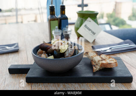 Bivalves faire revenir sur sombre à découper sur la table de restaurant réservés Banque D'Images