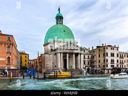 L'église de San Simeone Piccolo sur le Grand Canal, Venise, Italie Banque D'Images