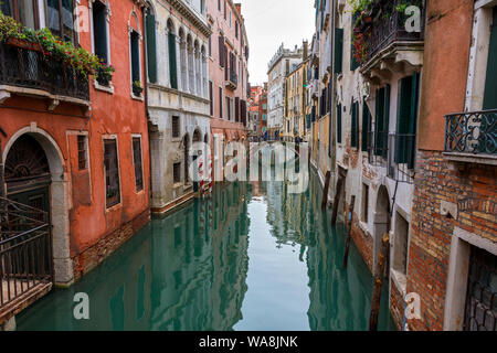 La ponte de la Fava pont sur le canal Rio della Fava, du pont Ponte San Antonio, Venise, Italie Banque D'Images