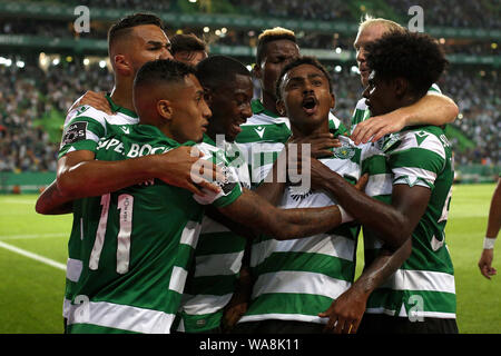 (190819) -- Lisbonne, 19 août 2019 (Xinhua) -- Wendel (3L) de Sporting CP célèbre avec ses coéquipiers après avoir marqué lors d'un match de football entre la Ligue portugaise Sporting CP et SC Braga au stade Alvalade à Lisbonne, Portugal, le 18 août, 2019. (Photo par Pedro Fiuza/Xinhua) Banque D'Images