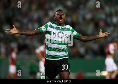 (190819) -- Lisbonne, 19 août 2019 (Xinhua) -- Wendel de Sporting CP célèbre après avoir marqué un but lors d'un match de football entre la Ligue portugaise Sporting CP et SC Braga au stade Alvalade à Lisbonne, Portugal, le 18 août, 2019. (Photo par Pedro Fiuza/Xinhua) Banque D'Images