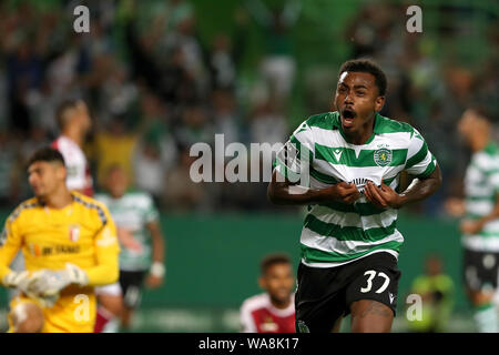 (190819) -- Lisbonne, 19 août 2019 (Xinhua) -- Wendel de Sporting CP célèbre après avoir marqué un but lors d'un match de football entre la Ligue portugaise Sporting CP et SC Braga au stade Alvalade à Lisbonne, Portugal, le 18 août, 2019. (Photo par Pedro Fiuza/Xinhua) Banque D'Images