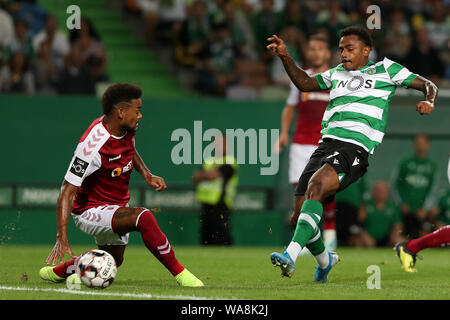 (190819) -- Lisbonne, 19 août 2019 (Xinhua) -- Wendel (R) du Sporting CP tire à marquer lors d'un match de football entre la Ligue portugaise Sporting CP et SC Braga au stade Alvalade à Lisbonne, Portugal, le 18 août, 2019. (Photo par Pedro Fiuza/Xinhua) Banque D'Images