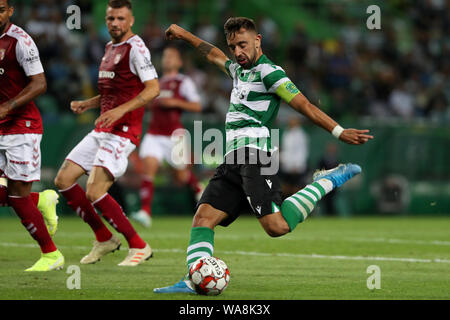 (190819) -- Lisbonne, 19 août 2019 (Xinhua) -- Bruno Fernandes de Sporting CP tire à marquer lors d'un match de football entre la Ligue portugaise Sporting CP et SC Braga au stade Alvalade à Lisbonne, Portugal, le 18 août, 2019. (Photo par Pedro Fiuza/Xinhua) Banque D'Images