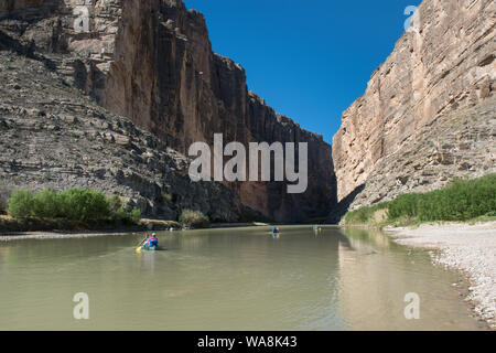 Aux canoteurs de partir à naviguer le fleuve Rio Grande entre la grande roche de Santa Elena Canyon, profondément dans le parc national Big Bend dans Brewster County, Texas. Le Mexique est à gauche, les États-Unis vers la droite Banque D'Images