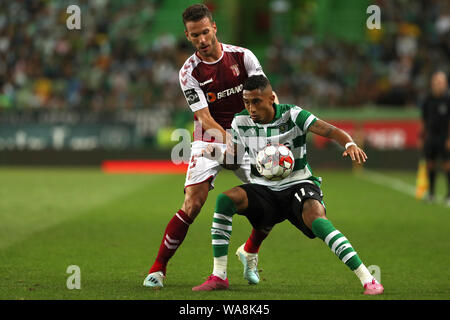 (190819) -- Lisbonne, 19 août 2019 (Xinhua) -- Nuno Sequeira (L) de SC Braga rivalise avec Raphinha du Sporting CP au cours d'un match de football entre la Ligue portugaise Sporting CP et SC Braga au stade Alvalade à Lisbonne, Portugal, le 18 août, 2019. (Photo par Pedro Fiuza/Xinhua) Banque D'Images