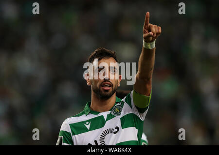 (190819) -- Lisbonne, 19 août 2019 (Xinhua) -- Bruno Fernandes de Sporting CP célèbre après avoir marqué un but lors d'un match de football entre la Ligue portugaise Sporting CP et SC Braga au stade Alvalade à Lisbonne, Portugal, le 18 août, 2019. (Photo par Pedro Fiuza/Xinhua) Banque D'Images