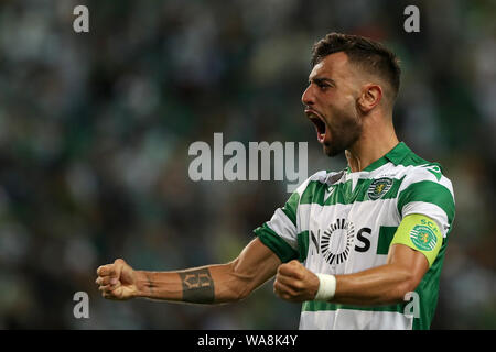 (190819) -- Lisbonne, 19 août 2019 (Xinhua) -- Bruno Fernandes de Sporting CP célèbre après avoir marqué un but lors d'un match de football entre la Ligue portugaise Sporting CP et SC Braga au stade Alvalade à Lisbonne, Portugal, le 18 août, 2019. (Photo par Pedro Fiuza/Xinhua) Banque D'Images