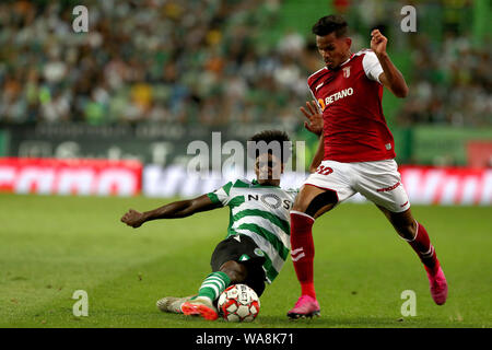 (190819) -- Lisbonne, 19 août 2019 (Xinhua) -- Wenderson Galeno (R) de SC Braga rivalise avec Thierry Correia de Sporting CP au cours d'un match de football entre la Ligue portugaise Sporting CP et SC Braga au stade Alvalade à Lisbonne, Portugal, le 18 août, 2019. (Photo par Pedro Fiuza/Xinhua) Banque D'Images