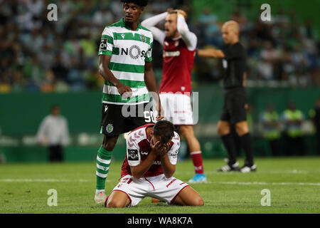 (190819) -- Lisbonne, 19 août 2019 (Xinhua) -- Ricardo Horta (vers le bas) du SC Braga réagit au cours d'un match de football entre la Ligue portugaise Sporting CP et SC Braga au stade Alvalade à Lisbonne, Portugal, le 18 août, 2019. (Photo par Pedro Fiuza/Xinhua) Banque D'Images