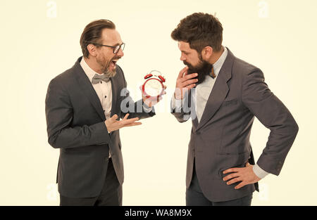 Encourager la discipline. Les gens d'affaires de vêtements formels ayant différents avis sur le temps. La gestion du temps et de la discipline. Améliorer la ponctualité. L'homme l'expérience de soins de l'horloge sur l'utilisation efficace du temps. Banque D'Images