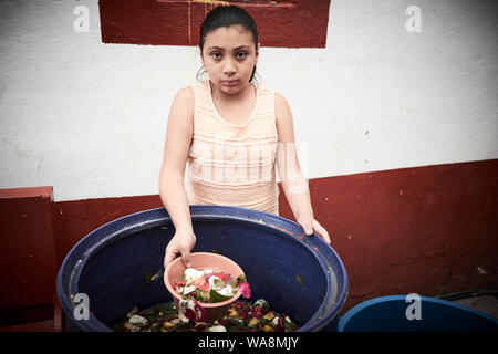 Les dévots de Nuestra Señora de la Santa Muerte (Notre Dame de la sainte mort) Visitez l'Église Santuario Nacional del Angel de la Santa Muerte Tepito, dans la ville de Mexico. Santa Muerte est le saint patron des criminels, des prostituées, des drogués, et tous ceux oubliés par la société. Une personnification de la mort, elle est associée à la guérison, la protection et la prestation sécuritaire de l'au-delà par ses dévots. Banque D'Images