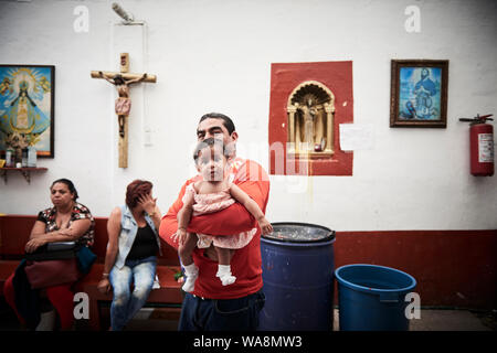 Les dévots de Nuestra Señora de la Santa Muerte (Notre Dame de la sainte mort) Visitez l'Église Santuario Nacional del Angel de la Santa Muerte Tepito, dans la ville de Mexico. Santa Muerte est le saint patron des criminels, des prostituées, des drogués, et tous ceux oubliés par la société. Une personnification de la mort, elle est associée à la guérison, la protection et la prestation sécuritaire de l'au-delà par ses dévots. Banque D'Images