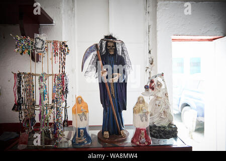 Les dévots de Nuestra Señora de la Santa Muerte (Notre Dame de la sainte mort) Visitez l'Église Santuario Nacional del Angel de la Santa Muerte Tepito, dans la ville de Mexico. Santa Muerte est le saint patron des criminels, des prostituées, des drogués, et tous ceux oubliés par la société. Une personnification de la mort, elle est associée à la guérison, la protection et la prestation sécuritaire de l'au-delà par ses dévots. Banque D'Images