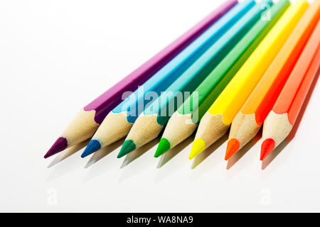 Rouge, orange, jaune, vert, bleu, violet kid's crayons de couleur comme symbole de premiers pas d'artiste Banque D'Images