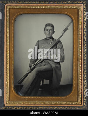 Le Capitaine Daniel Turrentine de société G, 12e Régiment d'infanterie de l'Arkansas, en pleine uniforme avec mousquet Banque D'Images