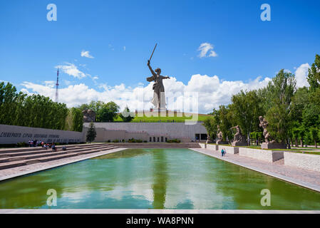 VOLGOGRAD, RUSSIE - 26 MAI 2019 : vue avant du monument d'appels de la mère patrie sur la reconstruction contre le ciel bleu de Mamaïev Kourgan complexe commémoratif en V Banque D'Images