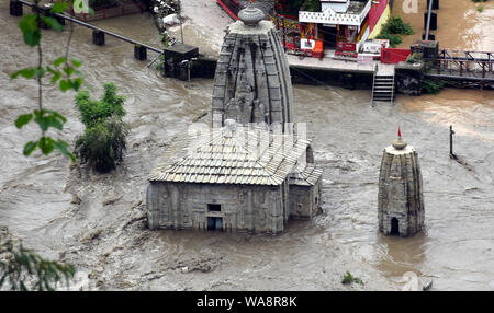 (190819) -- BEIJING, 19 août, 2019 (Xinhua) -- un bâtiment est partiellement submergés dans une inondation à la suite de fortes pluies en Himachal Pradesh, Inde, le 18 août 2019. Les glissements de terrain et d'autres incidents déclenchés par flash-inondations ont demandé environ 18 vit en Inde du nord de l'état de l'Himachal Pradesh vallonné au cours des deux derniers jours, a déclaré que les rapports des médias le dimanche. (Str/AFP) Banque D'Images