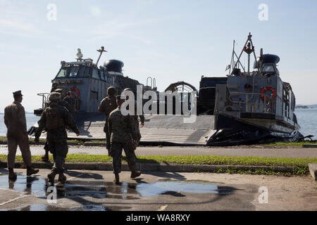 Les Marines américains avec des Groupe de travail air-sol marin - Southern Command décharger l'équipement lourd d'un débarquement de la Marine américaine, d'un coussin d'air (LCAC) à utiliser pour l'UNITAS LX sur la base du Corps des Marines brésilienne de Ilha do Governador, Brésil, le 18 août 2019. Cet équipement est utilisé pour aider à soutenir l'aide humanitaire et secours en cas de scénarios. UNITAS est la plus longue du monde, exercice annuel et réunit des forces multinationales de 11 pays d'inclure le Brésil, Colombie, Pérou, Chili, Argentine, Equateur, Panama, Paraguay, au Mexique, en Grande-Bretagne et aux États-Unis. Banque D'Images