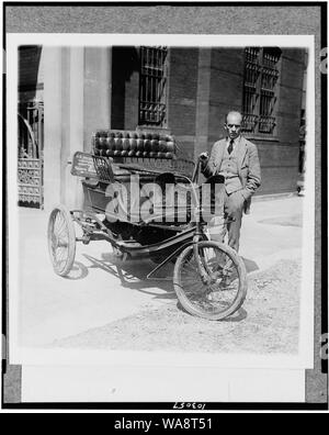 Carl W. Mitman, Conservateur de l'ingénierie de la Smithsonian Institution photographié avec une voiture à trois roues qui a été récemment acquis par cette institution--cette vieille auto en 1909 a remporté le premier prix dans un défilé à New York comme la plus ancienne voiture en marche par ses propres moyens Banque D'Images