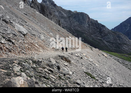 Les randonneurs de Picos de Europa, près de Fuente De, Cantabria, ESPAGNE Banque D'Images