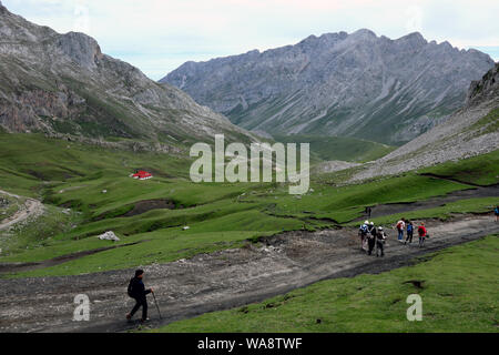 Les randonneurs de Picos de Europa, près de Fuente De, Cantabria, ESPAGNE Banque D'Images